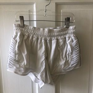 Lululemon Hotty Hot short 2.5”, white